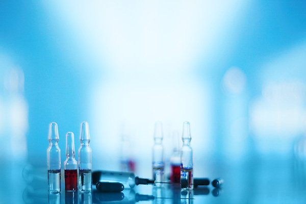 포토 JPG 해외이미지 백그라운드 유리 탁자 유리병 건강 병원 주사기 사람없음 치료 파란색 알약 약 액체 복도 주사약 테라피 백신 복용 카피스페이스 해외포토 컬러 가구 의학 의료기기 재질 병_용기 뷰티 공백 파일형식 이미지허브