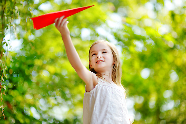포토 JPG 해외이미지 여자 행복 종이 어린이 여행 백그라운드 컨셉 밭 장난 교통시설 상상 자연 놀이 휴가 비행기 한명 미소 사람 야외 빨간색 초록색 여름 장난감 맑음 꿈 잡기 파일럿 항공 종이접기 대패 해외포토 직업 1 계절 감정 컬러 교통 농업 항공교통 모션 날씨 대중교통 표정 시설 생태계 접기 파일형식 이미지허브