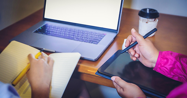 포토 JPG 해외이미지 학생 라이프스타일 응시 여자 교육 행복 백그라운드 인터넷 비즈니스 통신 휴식 주택 실내 미소 사람 앉기 동양인 성인 사람없음 노트북 컴퓨터 사무실 공책 중국 방 흰색 업무 작업 비즈니스우먼 자신감 무선전화기 온라인 해외포토 시선 감정 아시아 컬러 컨셉 모션 문구용품 표정 인종 내부 건물 생활 전자제품 직장인 전화기 파일형식 이미지허브