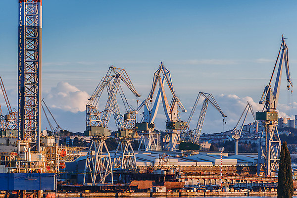포토 JPG 해외이미지 주간 구름 하늘 사람없음 야외 중장비 조선소 기중기 산업시설 산업현장 해외포토 자연요소 산업 산업장비 파일형식 이미지허브
