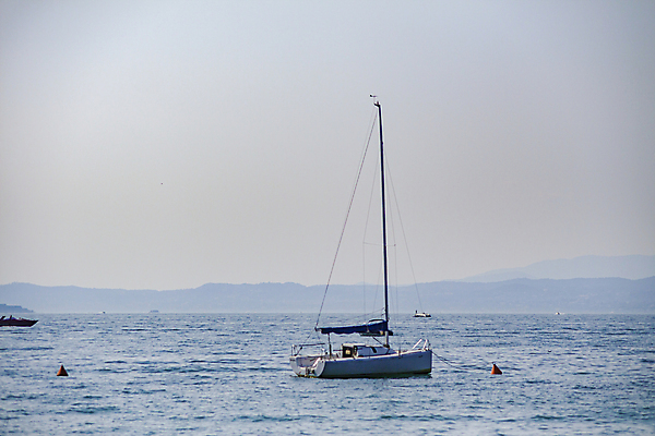 포토 JPG 해외이미지 구름 유럽 도로 호수 여행 비즈니스 건축양식 자연 하늘 낚시 휴가 풍경 사람없음 물 여름 파란색 여행객 마을 항구 일몰 이탈리아 보트 지중해 활 함선 알프스 장면 승객 모터보트 포트 종탑 베로나 해외포토 자연요소 계절 건축 나라 길 바다 컬러 배_교통 교통시설 레저 사람 노을 탑 생태계 파일형식 이미지허브