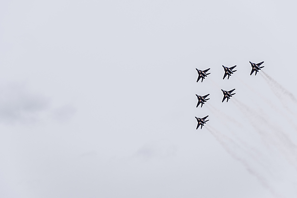 포토 JPG 해외이미지 구름 날개 하늘 비행기 안테나 사람없음 파란색 우주 힘 그룹 공격 전시회 항공 속도 군용 러시아 쇼 제트기 육군 엔진 에어쇼 곡예비행 대패 러시아인 배기가스 2017년 해외포토 자연요소 서양인 유럽 컬러 통신 항공교통 모션 대중교통 군대 전시 비행 연도 파일형식 이미지허브