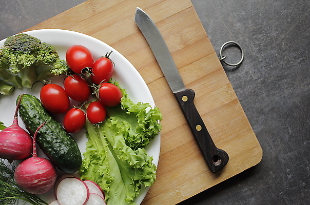 포토 JPG 해외이미지 접시 식재료 방울토마토 오이 실내 사람없음 칼 상추 브로콜리 허브 건강식 나무도마 적환무 해외포토 식물 식기 음식 토마토 채소 도마 내부 목재 무 파일형식 이미지허브