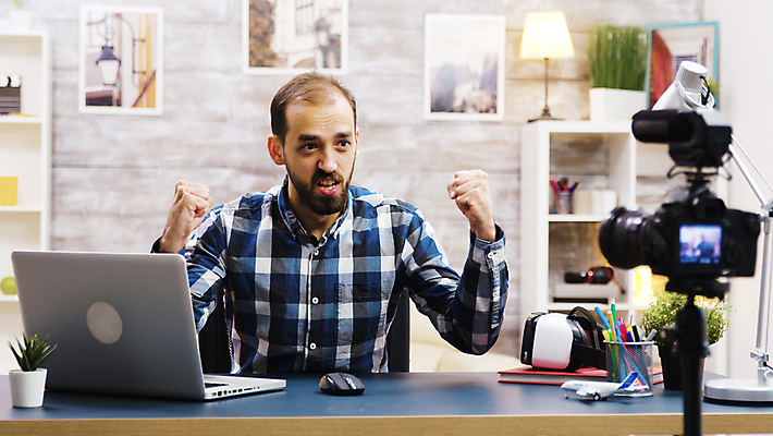 포토 JPG 해외이미지 남자 액자 책장 한명 상반신 성인 앞모습 책 노트북 손들기 카메라 파이팅 촬영 스탠드 책상 연필꽂이 방송 촬영실 성인남자한명만 유튜버 해외포토 1 뷰포인트 가구 모션 문구용품 조명 사람 전자제품 공간 남자한명만 성인남자만 파일형식 크리에이터 이미지허브