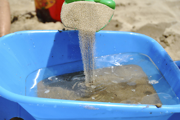 포토 JPG 해외이미지 라이프스타일 수영복 행복 초등학생 어린이 모래 바다 놀이 휴가 웃음 사람 사람없음 빨간색 물 파란색 금발 장난감 태양 검은색 추위 아기 뜨거움 삽 양동이 휴양지 걸음마 혼자 해외포토 자연요소 학생 헤어스타일 옷 감정 컬러 모션 표정 생활 장소 파일형식 이미지허브