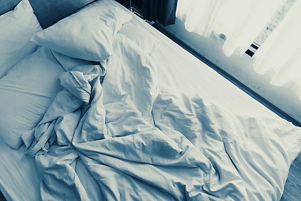 포토 JPG 해외이미지 디자인 가구 베개 침구 탁자 호텔 휴식 아파트 주택 사람없음 내부 장식 빛 침실 방 흰색 침대 램프 잠 야간 묘사 해외포토 자연요소 컬러 생활용품 컨셉 숙소 조명 건물 파일형식 이미지허브