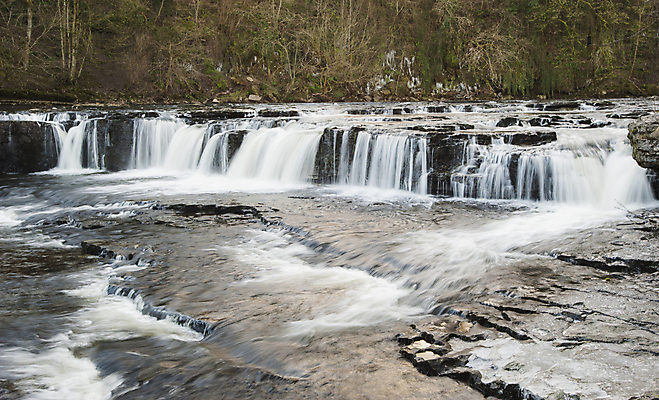 포토 JPG 해외이미지 나무 영어 포즈 자연 영국 잉글랜드 풍경 사람없음 야외 물 강 폭포 바위 나뭇가지 시골 개울 급류 블러 삼림지대 해외포토 자연요소 식물 문자 유럽 숲 생태계 파일형식이미지허브 