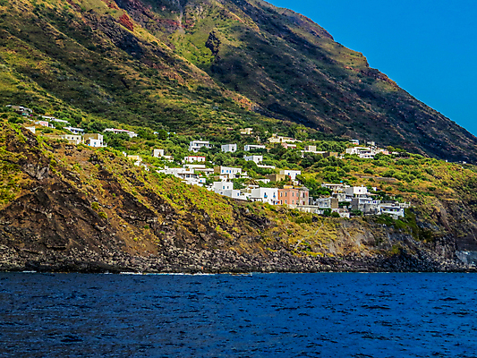 포토 JPG 해외이미지 유럽 바다 섬 여행 백그라운드 건축양식 자연 휴가 산 주택 풍경 사람없음 야외 초록색 물 여름 파란색 컬러풀 마을 이탈리아 수확 바위 흰색 시골 작음 지중해 화산 타운 옛날 해외포토 자연요소 계절 건축 나라 컬러 농업 건물 돌_바위 도시 크기 생태계 파일형식 이미지허브