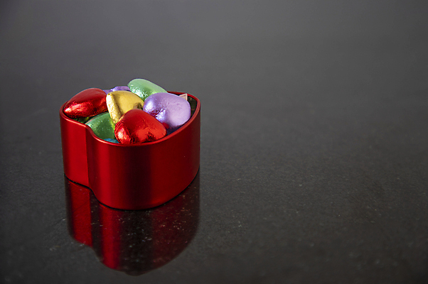 포토 JPG 해외이미지 모양 음식 분홍색 백그라운드 포장 휴가 디저트 발렌타인데이 사탕 사람없음 빨간색 초록색 파란색 빛 컬러풀 초콜릿 검은색 하트 그룹 황금 달콤 은색 은박지 충동구매 고립 멀티 미니 해외포토 컬러 데이이벤트 쇼핑 맛 과소비 파일형식 이미지허브