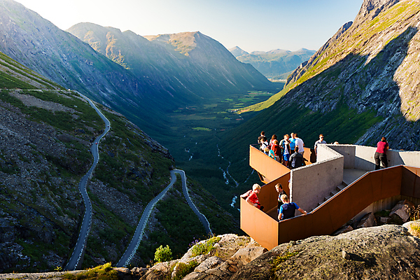 포토 JPG 해외이미지 유럽 도로 길 여행 곡선 교통시설 자국 자동차 자연 하늘 산 노르웨이 풍경 사람없음 야외 물 여름 강 여행객 골짜기 계곡 폭포 운전 위험 굴곡 스칸디나비아 해외포토 자연요소 계절 나라 선 육상교통 교통 컨셉 모션 사람 시설 생태계 파일형식 이미지허브