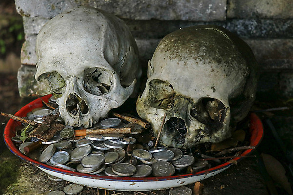 포토 JPG 해외이미지 전통 종교 문화 백그라운드 돈 뼈 사람 동양인 사람없음 야외 동전 죽음 숲 무서움 발리 인도네시아 내추럴 장례 양치류 옛날 장례식 특별함 해골모형 힌두교 해외포토 감정 아시아 섬 컨셉 인종 모형 재산 파일형식 이미지허브