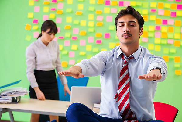 포토 JPG 해외이미지 여자 남자 컨셉 비즈니스 요가 휴식 스트레스 직장 피곤 서기 앉기 상반신 성인 두명 사무실 눈감음 쪽지 요가자세 업무 작업 비즈니스맨 비즈니스우먼 가득함 집중 동료 명상 포스트잇 바쁨 손뻗기 딴짓 성인만 해외포토 웰빙 포즈 회사 관계 모션 사람 메모지 직장인 파일형식 이미지허브