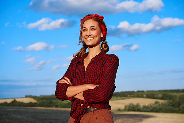 포토 JPG 해외이미지 백인 직업 계절 여자 행복 산업 셔츠 밭 농업 비즈니스 노동자 한명 서기 사람 빨간색 농작물 농장 농경지 맑음 수확 성장 시골 작업 농부 땅 밀 에코 유기농 체크무늬 긍정 밭일 세련 해외포토 서양인 1 웰빙 감정 컬러 컨셉 상의 무늬 모션 날씨 곡류 환경 파일형식 이미지허브