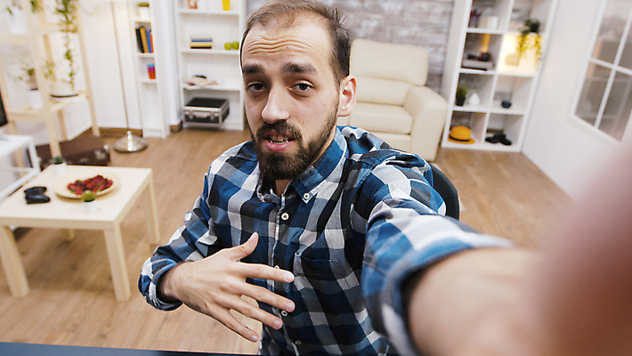 포토 JPG 해외이미지 남자 책장 한명 들기 상반신 성인 앞모습 소파 촬영 원근감 책상 방송 촬영실 성인남자한명만 유튜버 해외포토 1 뷰포인트 가구 의자 모션 사람 공간 남자한명만 성인남자만 파일형식 크리에이터 이미지허브