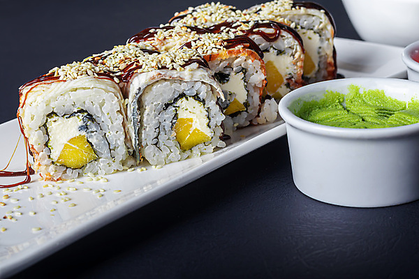 포토 JPG 해외이미지 접시 검은배경 실내 사람없음 초밥 고추냉이 종지 깨 롤스시 캘리포니아롤 일본음식 해외포토 그릇 식기 음식 백그라운드 식재료 내부 검은색 양념 조미료 파일형식 이미지허브