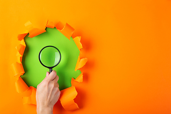 포토 JPG 해외이미지 손 종이 돋보기 아이디어 실내 들기 신체부위 관찰 오브젝트 검사_조사 찢어짐 주황색배경 해외포토 백그라운드 컨셉 모션 사람 내부 주황색 파일형식 이미지허브