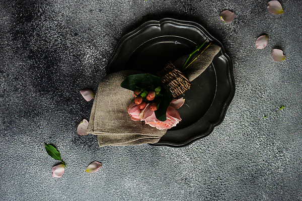 포토 JPG 해외이미지 접시 꽃잎 회색배경 사람없음 장미 냅킨 해외포토 식기 꽃 백그라운드 회색 파일형식 이미지허브