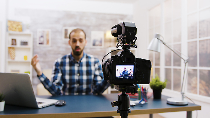 포토 JPG 해외이미지 남자 액자 창문 책장 한명 손짓 상반신 성인 앞모습 노트북 카메라 촬영 스탠드 책상 방송 촬영실 성인남자한명만 유튜버 해외포토 1 뷰포인트 가구 모션 조명 사람 전자제품 공간 남자한명만 성인남자만 파일형식 크리에이터 이미지허브