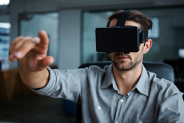 포토 JPG 해외이미지 서양인 남자 비즈니스 실내 한명 상반신 성인 앞모습 가리킴 착용 가상현실 성인남자한명만 오큘러스 VR기기 해외포토 외국인 1 뷰포인트 사람 손짓 내부 기계 남자한명만 성인남자만 파일형식 이미지허브