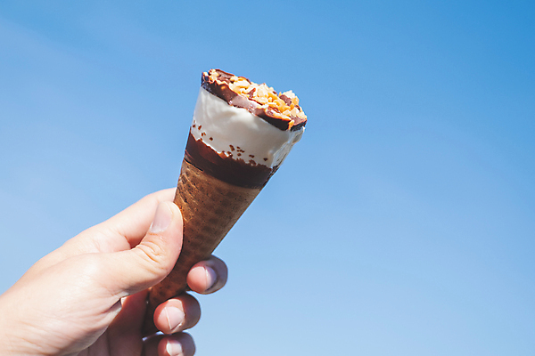 포토 JPG 해외이미지 손 음식 백그라운드 하늘 아이스크림 디저트 조명 서브 사람없음 파란색 초콜릿 냉동 얼음 우유 추위 대접 신선 잡기 뜨거움 달콤 맛 먹기 크림 국자 상쾌 부드러움 원뿔 와플 고립 바닐라 해외포토 자연요소 도형 감정 컬러 컨셉 모션 주방용품 유제품 신체부위 감각 파일형식 이미지허브