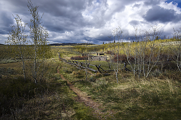 포토 JPG 해외이미지 구름 공원 여행 밭 건축양식 자연 하늘 주택 풍경 사람없음 야외 건물 목재 초록색 파란색 울타리 농장 평화 환경 미국 침묵 시골 역사 버리기 속도 통나무 장면 외양간 옛날 와이오밍 해외포토 자연요소 나무 건축물 공공시설 건축 컬러 컨셉 북아메리카 농업 재료 모션 담장 소리 생태계 파일형식 이미지허브