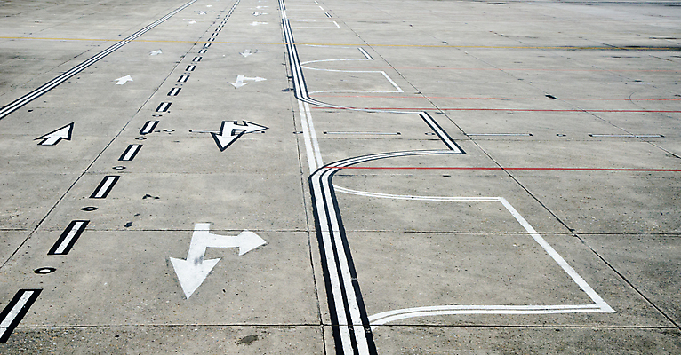 포토 JPG 해외이미지 선 조각 여행 무늬 자국 표시 사람없음 공항 지시 방향 항공 정사각형 활주로 인덱스 무한 선로 직진 착륙 충고 해외포토 도형 길 교통시설 모션 파일형식 이미지허브