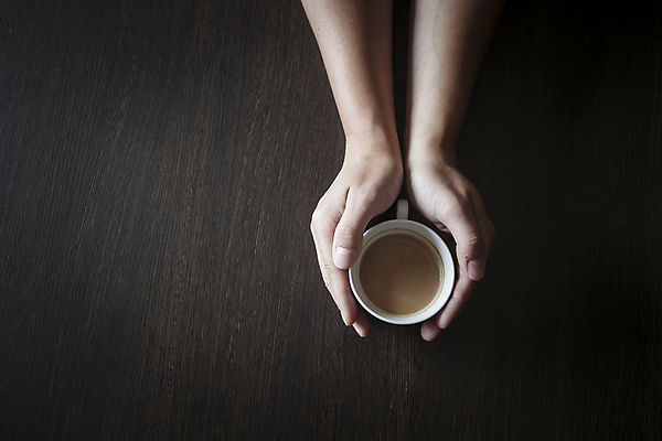 포토 JPG 해외이미지 손 커피 음료 휴식 실내 관리 한명 사람 인종 성인 사람없음 신체부위 컵 가로 카페 신선 잡기 뜨거움 커피잔 고객 크림 카푸치노 라떼 카페인 성인만 해외포토 1 식기 컨셉 모션 잔 내부 상점 파일형식 이미지허브