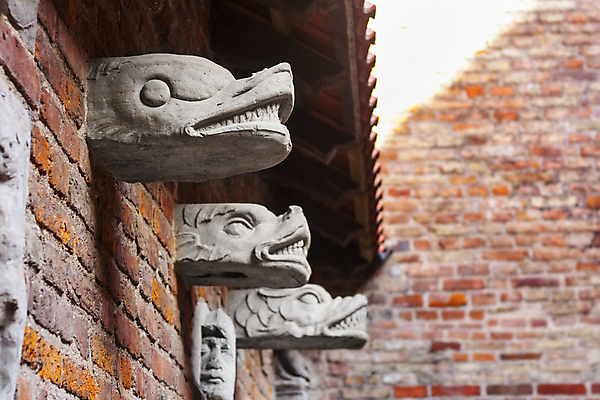 포토 JPG 해외이미지 유럽 문화 벽 조각 여행 건축양식 휴가 벽돌 미술 사람없음 건물 장식 관광지 도시풍경 조각상 머리 탑 골동품 용 도시 중세 역사 재산 교도소 감옥 박물관 안심 타운 폴란드 고딕 옛날 해외포토 건축물 건축 나라 문화예술 육류 풍경 신체부위 금융 조형물 파일형식 이미지허브