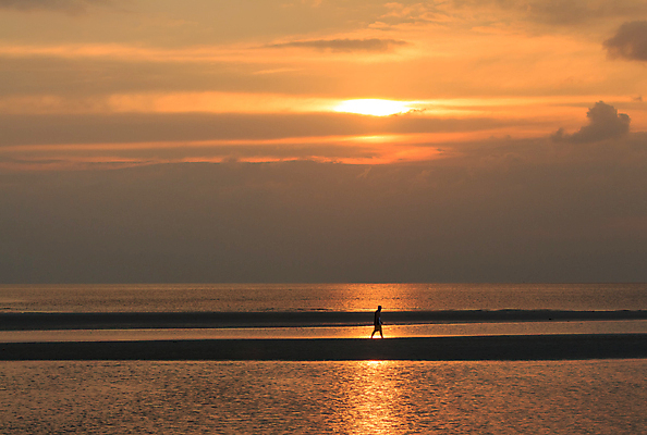 포토 JPG 해외이미지 구름 실루엣 호수 모래 파도 바다 하늘색 백그라운드 오렌지 자연 하늘 아침 날씨 풍경 사람없음 물 여름 빛 햇빛 태양 반사 일출 맑음 황혼 일몰 봄 새벽 가을 분위기 황금 천국 스카이라인 흐림 수평선 해외포토 주간 자연요소 계절 컨셉 과일 촬영기법 파란색 노을 생태계 파일형식 이미지허브