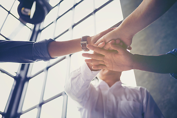 포토 JPG 해외이미지 손 여자 남자 백그라운드 컨셉 비즈니스 관계 성공 협력 악수 함께함 관리 사람 성인 사람없음 친구 쌓기 힘 우정 잡기 업무 원형 그룹 계획 연결 심볼 커뮤니티 지원 참여 통일 헬프 콜라보레이션 해외포토 도형 모션 손짓 신체부위 작업 도움 파일형식 이미지허브