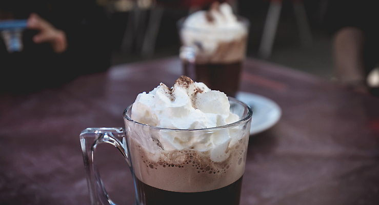 포토 JPG 해외이미지 커피 음료 음식 백그라운드 탁자 휴식 디저트 사람없음 컵 갈색 식당 초콜릿 얼음 이탈리아 거품 카페 사막 우유 머그컵 추위 흰색 신선 뜨거움 비엔나 달콤 맛 아침식사 설탕 굽기 포르투갈 크림 브런치 카푸치노 에스프레소 코코아 떨림 고립 단절 라떼 시나몬 채찍 페스츄리 해외포토 자연요소 식기 유럽 빵 컬러 가구 컨셉 모션 유제품 상점 식사 오스트리아 구이 파일형식 이미지허브