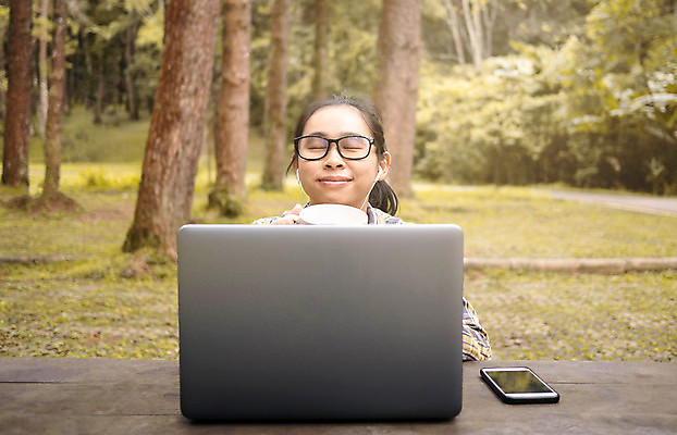 포토 JPG 해외이미지 백인 라이프스타일 계절 공원 여자 교육 행복 커피 인터넷 비즈니스 통신 자연 휴식 한명 사람 앉기 동양인 성인 야외 컵 노트북 컴퓨터 독서 디지털 스크린 정원 기쁨 업무 숲 해외포토 서양인 1 식기 공공시설 감정 음료 컨셉 모션 인종 생활 전자제품 작업 생태계 파일형식 이미지허브