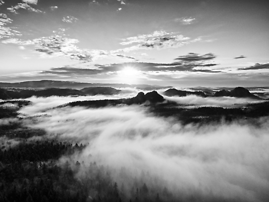 포토 JPG 해외이미지 나무 외관 공원 유럽 분홍색 오렌지 자연 하늘 아침 산 풍경 사람없음 야외 빨간색 컬러풀 햇빛 태양 반사 일출 계곡 봄 새벽 습기 추위 안개 광선 가을 시골 황금 야간 숲 언덕 서리 땅바닥 뿌연 삼림지대 스모그 절정 해외포토 주간 자연요소 식물 계절 공공시설 나라 컬러 과일 날씨 바닥 노을 생태계 파일형식 이미지허브