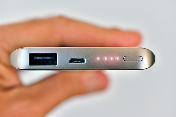 포토 JPG 해외이미지 손 디자인 여행 이동 컨셉 통신 안전 사람 사람없음 스마트폰 자료 장비 정보 플러그 전기에너지 연결 휴대용 전자 베터리 요금 제어 해외포토 신체부위 핸드폰 스마트기기 에너지 오브젝트 파일형식 이미지허브