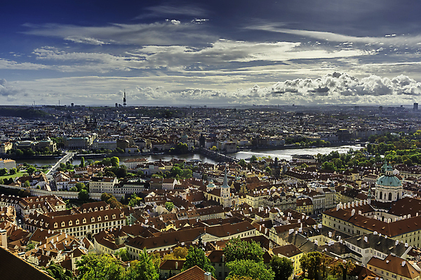 포토 JPG 해외이미지 나무 구름 외관 계절 유럽 여행 건축양식 하늘 지붕 거리 주택 풍경 사람없음 야외 건물 빨간색 물 강 도시풍경 교회 여행객 탑 가을 도시 센터 중세 역사 체코 프라하 타운 고딕 보헤미아 옛날 해외포토 자연요소 식물 건축물 건축 나라 컬러 종교건축 사람 파일형식 이미지허브