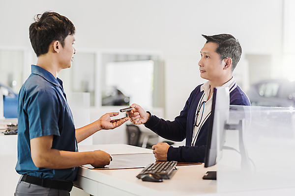 포토 JPG 해외이미지 직업 남자 행복 아시아 비즈니스 자동차 따뜻함 안전 사람 동양인 두명 공구 스패너 작업실 기술자 우아함 수리 역 고객 확인 서비스 경영자 쇼 초대 딜러 환영 멀리 엔진 정비공 유지 자동 중고 차고 해외포토 감정 나라 육상교통 컨셉 교통시설 인종 도구 리더 파일형식 이미지허브