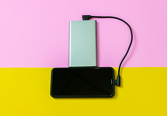 포토 JPG 해외이미지 손 디자인 분홍색 백그라운드 컨셉 통신 모바일 세포 사람 사람없음 스마트폰 핸드폰 노란색 디지털 스크린 힘 장비 에너지 흰색 플랫 연결 휴대용 USB 전화기 스마트 충전 고립 베터리 요금 충전기 해외포토 컬러 신체부위 전자제품 스마트기기 기계 오브젝트 파일형식 이미지허브