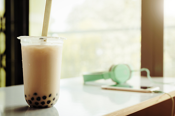 포토 JPG 해외이미지 디저트 잔 실내 빨대 사람없음 아웃포커스 스마트폰 헤드셋 창가 버블티 해외포토 식기 음료 음식 음향기기 창문 촬영기법 내부 핸드폰 스마트기기 헤드폰 파일형식 이미지허브