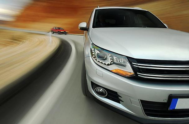 포토 JPG 해외이미지 곡선 비즈니스 자동차 거리 사람없음 빛 컬러풀 운전 도시 그릴 구매 위험 속도 타이어 스포트라이트 범퍼 자동 점화 주도 해외포토 선 육상교통 컬러 컨셉 모션 주방용품 쇼핑 예절 파일형식 이미지허브