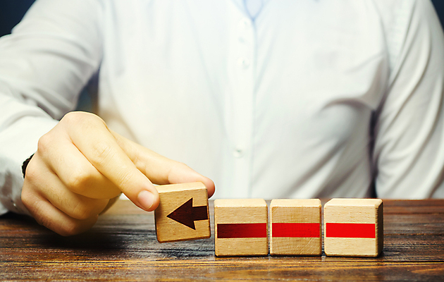 포토 JPG 해외이미지 손 남자 화살표 와이셔츠 비즈니스 한명 들기 상반신 성인 여러개 블록 연결 성인남자한명만 해외포토 1 다수 셔츠 모션 사람 신체부위 남자한명만 성인남자만 파일형식 이미지허브