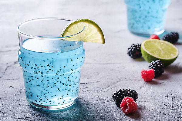 포토 JPG 해외이미지 조각 잔 사람없음 파란색 칵테일 레몬 슬라이스 산딸기 블랙베리 콘크리트 치아시드 해외포토 식기 컬러 과일 주류 씨앗 파일형식 이미지허브