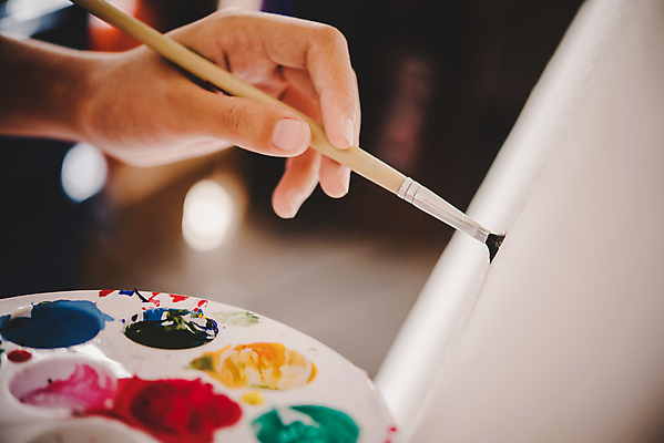 포토 JPG 해외이미지 손 들기 아웃포커스 신체부위 물감 붓 그리기 팔레트 해외포토 모션 촬영기법 사람 미술도구 파일형식 이미지허브