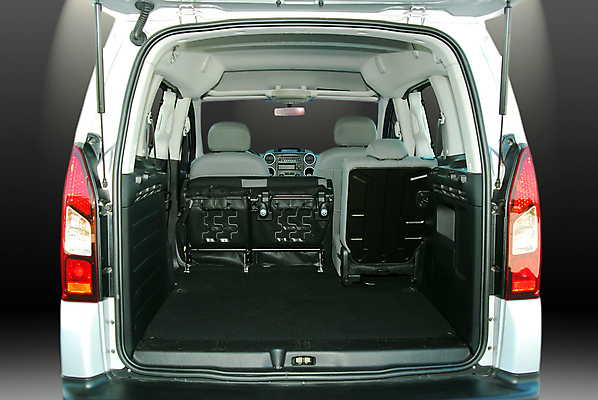 포토 JPG 해외이미지 도로 여행 가방 교통시설 자동차 항해 부츠 사람없음 상자 소풍 문 우주 상점 하이킹 운전 짐 화물 오픈 상품 큼 플라스틱 객실 짐차 수하물 자동 해외포토 잡화 길 육상교통 교통 신발 배_교통 모션 재질 레저 야외활동 운송업 크기 시설 파일형식 이미지허브