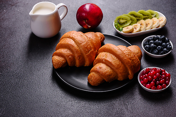 포토 JPG 해외이미지 접시 검은배경 바나나 실내 키위 사람없음 크래커 사과 크루아상 크림 블루베리 고소한맛 페스츄리 해외포토 식기 빵 백그라운드 과일 내부 쿠키 검은색 맛 파일형식 이미지허브