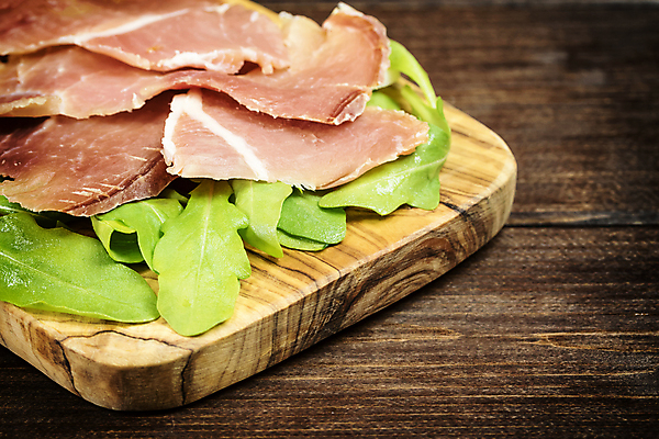 포토 JPG 해외이미지 음식 빵 조각 백그라운드 탁자 육류 요리 사람없음 목재 빨간색 식당 식사 저녁식사 수확 스페인 맛 아침식사 자르기 지중해 햄 슬라이스 베이컨 훈제 점심식사 단백질 루꼴라 스페인어 식품점 해외포토 나무 유럽 바다 컬러 가구 컨셉 농업 채소 식재료 재료 모션 돼지고기 상점 영양소 파일형식 이미지허브