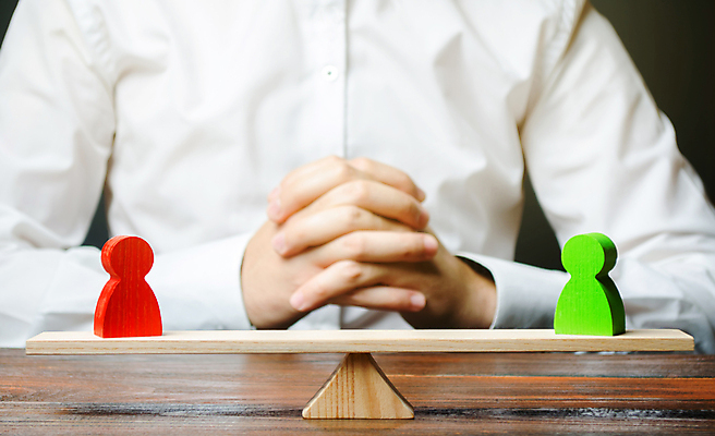 포토 JPG 해외이미지 남자 실내 저울 한명 상반신 성인 앞모습 말_게임 비즈니스맨 깍지 저울질 성인남자한명만 해외포토 1 뷰포인트 비즈니스 사람 손짓 내부 게임 직장인 남자한명만 성인남자만 파일형식 이미지허브