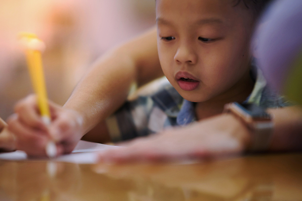 포토 JPG 해외이미지 1 손 여자 교육 행복 아들 어린이 2 학교 가족 태국 엄마 주택 함께함 실내 사랑 한명 사람 앉기 동양인 소년 성인 검은색 교사 공책 기록 잡기 도움 가르침 중앙 고립 아랍어 헬프 해외포토 직업 남자 감정 아시아 컬러 컨셉 관계 모션 문구용품 인종 내부 건물 신체부위 파일형식 이미지허브