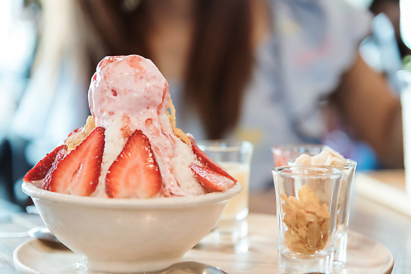 포토 JPG 해외이미지 음식 분홍색 백그라운드 과일 재료 공 유리 탁자 딸기 아침 아이스크림 디저트 조명 요리 사람 사람없음 목재 빨간색 여름 탑 식당 숟가락 냉동 얼음 카페 우유 추위 흰색 대접 액체 사발 달콤 맛 은색 상품 먹기 크림 국자 산딸기 토핑 바닐라 해로움 해외포토 주간 자연요소 나무 건축물 계절 컬러 가구 컨셉 모션 재질 주방용품 유제품 수저 상점 사기그릇 파일형식 이미지허브