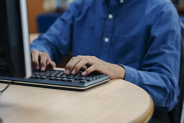 포토 JPG 해외이미지 라이프스타일 교육 인터넷 비즈니스 통신 앉기 사람없음 노트북 쇼핑 컴퓨터 알약 디지털 카페 타이핑 업무 비즈니스맨 이메일 닫기 밀기 연결 무선전화기 검색 와이파이 나눔 온라인 인터넷주소 소셜 소셜미디어 온라인강의 지능 해외포토 남자 모션 생활 전자제품 약 상점 작업 직장인 강의 전화기 무선인터넷 파일형식 언택트 이미지허브
