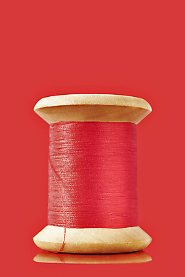 포토 JPG 해외이미지 스튜디오촬영 줄 백그라운드 취미 사람없음 빨간색 유행 장비 공구 면 실 수리 바느질 오브젝트 질감 롤 실타래 얼레 재단 실린더 정물화 카피스페이스 해외포토 컬러 실내 공백 도구 그림 파일형식 이미지허브